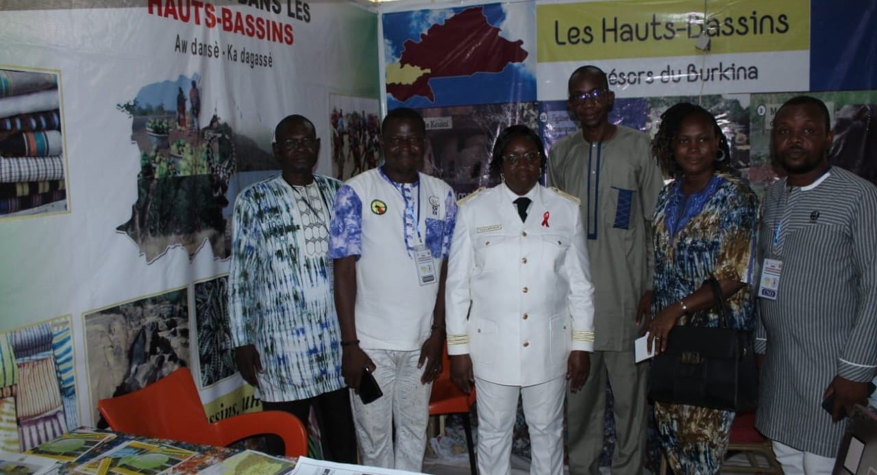 Sitho La Gouverneure Des Hauts Bassins Dans Les Stands Des